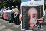 Sejumlah pelajar membentangkan poster dan spanduk di Jalan Gubernur Suryo, Surabaya, Jawa Timur, Rabu (27/7/2022). Aksi dalam rangka peringatan Hari Anak Nasional itu menyerukan Stop Kekerasan Kepada Anak. ANTARA Jatim/Didik Suhartono/zk