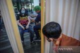 Tenaga kesehatan menyuntikkan vaksin COVID-19 dosis tiga ke warga di Paskal 23 Hyper Square Bandung, Jawa Barat, Kamis (28/7/2022). Kementerian Kesehatan mencatat, hingga Rabu (27/7/2022) total capaian vaksinasi COVID-19 dosis tiga di Indonesia mencapai 26,54 persen atau 55.275.438 penduduk. ANTARA FOTO/Raisan Al Farisi/agr

