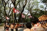 Sejumlah anggota Pramuka Penggalang menyelesaikan pembuatan tiang bendera menggunakan tongkat dan tali saat mengikuti lomba pionering di Ngrowo Bening Kota Madiun, Jawa Timur, Kamis (28/7/2022). Lomba yang diikuti 32 kelompok dari 16 sekolah tingkat SMP/MTs di Kota Madiun tersebut bertujuan utuk melatih kerja sama, kekompakan, kecepatan serta kejujuran anggota pramuka. ANTARA Jatim/Siswowidodo/zk