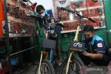 Sejumlah pelajar menunjukkan cara kerja sepeda listrik atau e-bike yang diberi nama Thunder di SMK Nasional Malang, Jawa Timur, Kamis (28/7/2022). Motor listrik buatan siswa SMK tersebut memanfaatkan teknologi mikrokontroler sehingga bisa diisi ulang dengan jaringan listrik rumah tangga. ANTARA Jatim/Ari Bowo Sucipto/zk