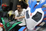 Perajin membuat kostum dari salah satu karakter film Kamen Rider di studio Action Cosplay Team, Malang, Jawa Timur, Kamis (28/7/2022). Perajin kostum karakter film atau cosplay setempat mengatakan per set kostum buatannya dijual ke Amerika Serikat, Kanada dan Hongkong melalui pasar digital dengan harga 60 dolar  hingga 700 dolar Amerika Serikat atau sekitar Rp900 ribu hingga Rp10 juta (Rp15 ribu per dollar AS) tergantung kesulitan pembuatannya. ANTARA Jatim/Ari Bowo Sucipto/zk