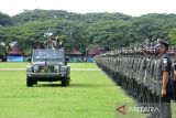 Panglima Kodam Iskandar Muda, Mayjen TNI Mohamad Hasan menaiki kendaraan utuk memeriksa pasukan saat upacara Penutupan Pendidikan Pembentukan Bintara TNI AD tahun anggaran 2022 di Banda Aceh, Aceh, Rabu (27/7/2022). Sebanyak 327 prajurit yang telah selesai menjalani pendidikan bintara tesebut akan di tempatkan di kesatuannya masing masing di provinsi Aceh dan seain di luar Aceh. ANTARA FOTO/Ampelsa.