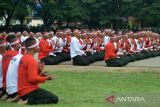 Prajurit TNI Kodam Iskandar Muda menampilkan tarian tradisional  Saman dari Aceh seusai  mengikuti upacara Penutupan Pendidikan Pembentukan Bintara TNI AD tahun anggaran 2022 di Banda Aceh, Aceh, Rabu (27/7/2022). Sebanyak 327 prajurit yang telah selesai menjalani pendidikan bintara tesebut akan di tempatkan di kesatuannya masing masing di provinsi Aceh dan seain di luar Aceh. ANTARA FOTO/Ampelsa.