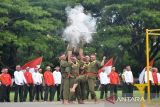 Prajurit TNI Kodam Iskandar Muda melakukan atraksi memecahkan kendi  seusai  mengikuti upacara Penutupan Pendidikan Pembentukan Bintara TNI AD tahun anggaran 2022 di Banda Aceh, Aceh, Rabu (27/7/2022). Sebanyak 327 prajurit yang telah selesai menjalani pendidikan bintara tesebut akan di tempatkan di kesatuannya masing masing di provinsi Aceh dan seain di luar Aceh. ANTARA FOTO/Ampelsa.