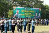 Sejumlah pasukan mengikuti Apel Gelar Pasukan Pengamanan KTT G20 di Lapangan Taman Blambangan Banyuwangi, Jawa Timur, Jumat (29/7/2022). Apel gelar pasukan dalam rangka PAM Imbangan KTT G20 tahun 2022 di Bali itu melibatkan berbagai sektor keamanan TNI, Polri, PolPP, Basarnas, BPBD dan Damkar. Antara Jatim/Budi Candra Setya/zk.