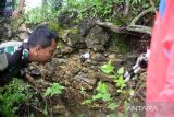 Prajurit Perhubungan Kodam Iskandar Muda bersama Balai Pelestarian Cagar Budaya Aceh, Masyarakat Peduli Sejarah Aceh (Mapesa) dan Polri menemukan sisa bangunan benteng peninggalan sejarah saat bakti sosial di lokasi situs  Kerajaan Aceh Darussalam, Kampung Pande, Banda Aceh, Jumat (29/7/22). Bakti sosial tersebut untuk menyelamatkan dan penataan kembali ribuan batu nisan dan benda sejarah lainnya peninggal masa kerajaan Aceh Darussalam abad  ke-16 yang rusak dan terkubur dalam lumpur dampak dari bencana tsunami 26 Desember 2004. ANTARA FOTO/Ampelsa.