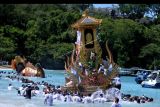 Sejumlah warga mengarak Bade atau menara pengusungan jenazah dan peti jenazah berbentuk Gajah Mina di perairan Padangbai saat upacara Ngaben massal di Desa Adat Padangbai, Karangasem, Bali, Jumat (29/7/2022). Sebanyak 117 jasad dikremasi secara bersamaan dalam ritual Ngaben massal tersebut. ANTARA FOTO/Fikri Yusuf/nym.