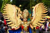 Peserta mengikuti Kirab Budaya Lintas Sejarah di Ponorogo, Jawa Timur, Jumat (29/7/2022). Kirab budaya dalam rangka menyambut tahun baru Hijriyah 1 Muharam bersamaan 1 Sura dalam penanggalan Jawa tersebut diikuti ribuan peserta dari kantor pemerintah, sekolah, swasta, dan masyarakat umum. Antara Jatim/Siswowidodo/zk.