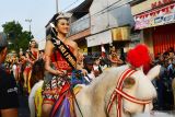 Peserta mengikuti Kirab Budaya Lintas Sejarah di Ponorogo, Jawa Timur, Jumat (29/7/2022). Kirab budaya dalam rangka menyambut tahun baru Hijriyah 1 Muharam bersamaan 1 Sura dalam penanggalan Jawa tersebut diikuti ribuan peserta dari kantor pemerintah, sekolah, swasta, dan masyarakat umum. Antara Jatim/Siswowidodo/zk.