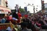 Sejumlah orang berebut makanan ringan yang dibagikan Bupati Ponorogo Sugiri Sancoko saat Kirab Budaya Lintas Sejarah di Ponorogo, Jawa Timur, Jumat (29/7/2022). Kirab budaya dalam rangka menyambut tahun baru Hijriyah 1 Muharam bersamaan 1 Sura dalam penanggalan Jawa tersebut diikuti ribuan peserta dari kantor pemerintah, sekolah, swasta, dan masyarakat umum. Antara Jatim/Siswowidodo/zk.