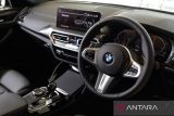 Tampilan interior BMW X4 xDrive30i M Sport saat peluncuran mobil tersebut  di Showroom BMW Astra Surabaya, Jawa Timur, Jumat (29/7/2022). BMW X4 generasi kedua tersebut hadir dengan bagian depan lebih sporty khas BMW dan bagian belakang yang sangat dinamis serta interior yang modern. ANTARA Jatim/Dok BMW Astra Surabaya/ZK