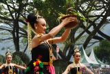 Penari melakukan prosesi pada acara Larungan Telaga Ngebel di Ponorogo, Jawa Timur, Sabtu (30/7/2022). Kegiatan budaya tersebut untuk menyambut tahun baru dalam penanggalan Jawa 1 Sura bersamaan tahun baru Hijriyah 1 Muharam. ANTARA Jatim/Siswowidodo/zk