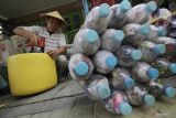 Warga kampung Oase Ondomohen Magersari V membuat sofa ecobrick dari bahan limbah botol plastik di Surabaya, Jawa Timur, Sabtu (30/7/2022). Sofa ecobrick pesanan yang dibuat dengan memanfaatkan limbah botol plastik tersebut dijual dengan harga Rp150.000 per buah. Antara Jatim/Moch Asim/zk.