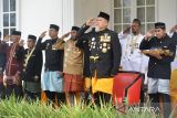 Pemimpin upacara, Tuanku Muhammad ZN Al Haj (kedua kanan) selaku pemegang amanah pewaris Diraja Kerajaan Aceh Darussalam  mengikuti upacara adat Alam Pedang di Banda Aceh, Aceh, Sabtu (30/7/2022). Upacara adat yang digelar setiap 1 Muharam dihadiri tamu undangan dari pewaris kerajaan di provinsi Aceh, kerajaan Kampar, Riau dan tamu undangan untuk pelestarian dan pemersatu adat istiadat nusantara . ANTARA FOTO/Ampelsa.