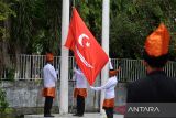 Pewaris Kerajaan Aceh Darussalam mengibarkan bendera  Alam Pedang saat berlangsung upacara adat di Banda Aceh, Aceh, Sabtu (30/7/2022). Upacara adat yang digelar setiap 1 Muharam dihadiri dari pewaris kerajaan di provinsi Aceh, kerajaan Kampar, Riau dan tamu undangan itu untuk pelestarian dan pemersatu adat istiadat nusantara . ANTARA FOTO/Ampelsa.