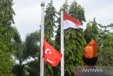 Pewaris Kerajaan Aceh Darussalam mengibarkan bendera  Alam Pedang saat berlangsung upacara adat  di Banda Aceh, Aceh, Sabtu (30/7/2022). Upacara adat yang digelar setiap 1 Muharam dihadiri dari pewaris kerajaan di provinsi Aceh, kerajaan Kampar, Riau dan tamu undangan itu untuk pelestarian dan pemersatu adat istiadat nusantara . ANTARA FOTO/Ampelsa.