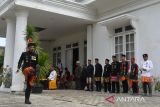 Pewaris Kerajaan Aceh Darussalam mengikuti upacara adat di Banda Aceh, Aceh, Sabtu (30/7/2022). Upacara adat yang digelar setiap 1 Muharam dihadiri  dari sejumlah pewaris kerajaan di provinsi Aceh, kerajaan Kampar, Riau dan tamu undangan itu untuk pelestarian dan pemersatu adat istiadat nusantara . ANTARA FOTO/Ampelsa.