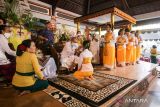 Umat Hindu mengikuti prosesi upacara potong gigi massal di Pura Jala Siddhi Amertha, Juanda, Sidoarjo, Jawa Timur, Sabtu (30/7/2022). Upacara potong gigi yang dalam bahasa Bali disebut Mepandes, Metatah, atau Mesangih itu diikuti 122 umat Hindu yang menginjak usia remaja atau dewasa dengan makna untuk menghilangkan keenam sifat buruk dari diri manusia. ANTARA Jatim/Umarul Faruq/zk