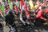 Peserta berkostum unik mengikuti kegiatan Parade Sepeda Tua Nusantara di Gor Jayabaya, Kota Kediri, Jawa Timur, Minggu (31/7/2022). Kegiatan bersepeda sejauh 17 kilometer menggunakan sepeda tua dan berkostum unik tersebut diikuti oleh sedikitnya 5 ribu peserta dari penjuru nusantara. Antara Jatim/Prasetia Fauzani/zk.