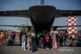 Warga antre sebelum naik pesawat Hercules di Lanud Husein Sastranegara, Bandung, Jawa Barat, Minggu (31/7/2022). Dalam rangka Peringatan Hari Bakti ke-75 TNI AU, Pangkalan TNI AU Husein Sastranegara menggelar aksi demo udara pesawat microlight dan kedirgantaraan lainnya, serta pameran pesawat Hercules yang terbuka bagi umum. ANTARA FOTO/Raisan Al Farisi/agr