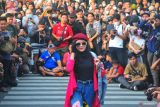 Peserta berjalan memperagakan busana dalam Muria Fashion Week 2022 yang digelar 