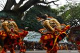 Sejumlah penari Reog Ponorogo tampil di kawasan wisata Telaga Ngebel, Ponorogo, Jawa Timur, Sabtu (30/7/2022). Penampilan seni Reog Ponorogo tersebut untuk menghibur wisatawan pada perayaan tahun baru dalam penanggalan Jawa 1 Sura bersamaan tahun baru Hijriyah 1 Muharam. Antara Jatim/Siswowidodo/zk.