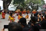 Sejumlah penari Reog Ponorogo tampil di kawasan wisata Telaga Ngebel, Ponorogo, Jawa Timur, Sabtu (30/7/2022). Penampilan seni Reog Ponorogo tersebut untuk menghibur wisatawan pada perayaan tahun baru dalam penanggalan Jawa 1 Sura bersamaan tahun baru Hijriyah 1 Muharam. Antara Jatim/Siswowidodo/zk.