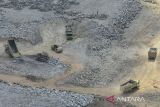 Aktivitas pembangunan Bendungan Leuwi Keris di Ciharalang, Kabupaten Ciamis, Jawa Barat, Senin (1/8/2022). Proyek pembangunan Bendungan Leuwikeris tersebut sudah mencapai 92 persen dan ditargetkan selesai pada tahun 2023 mendatang. ANTARA FOTO/Adeng Bustomi/agr