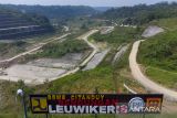 Foto udara lokasi pembangunan Bendungan Leuwikeris di Ciharalang, Kabupaten Ciamis, Jawa Barat, Senin (1/8/2022). Proyek pembangunan Bendungan Leuwikeris tersebut sudah mencapai 92 persen dan ditargetkan selesai pada tahun 2023 mendatang. ANTARA FOTO/Adeng Bustomi/agr