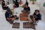 Sejumlah pekerja menyelesaikan pembuatan dupa herbal dalam program Skizofrenia Entrepreneur (Skizopreneur) di Rumah Berdaya Denpasar, Bali, Senin (1/8/2022). Para pekerja yang sempat mengidap skizofrenia tersebut setiap harinya mampu memproduksi 600-700 batang dupa dengan harga jual Rp10 ribu per bungkus (60 batang). ANTARA FOTO/Nyoman Hendra Wibowo/nym