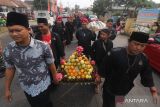  Warga melakukan kirab budaya sebelum dimulainya jamasan pusaka di kawasan cagar budaya Totok Kerot, Kediri, Jawa Timur, Selasa (2/8/2022). Jamasan atau pencucian pusaka pada bulan Suro penanggalan Jawa tersebut diselenggarakan oleh Paguyuban Antik Kadhiri dengan menjamas sedikitnya 700 pusaka berbagai jenis peninggalan masa kerajaan Kadiri hingga era kamardikan (setelah tahun 1945). ANTARA Jatim/Prasetia Fauzani/zk