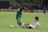 Pesepak bola Persita Sin Yeong Bae (kanan) mencoba menghalau pesepak bola Persebaya Silvio Rodrigues Pereira Junior (kiri) saat pertandingan  Liga 1 di Stadion Gelora Bung Tomo, Surabaya, Jawa Timur, Senin (1/8/2022). Persebaya menang atas Persita dengan skor akhir 2-0. Antara Jatim/Moch Asim/zk.