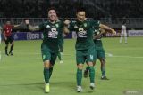 Pesepak bola Persebaya Sho Yamamoto (kanan) melakukan selebrasi bersama rekannya Higor Felipe Vidal (kiri) usai mencetak gol ke gawang Persita dalam pertandingan Liga 1 di Stadion Gelora Bung Tomo, Surabaya, Jawa Timur, Senin (1/8/2022). Persebaya menang atas Persita dengan skor 2-0. Antara Jatim/Moch Asim/zk.