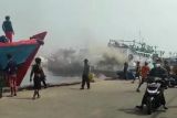 Kapal ikan terbakar saat bongkar muatan di Muara Baru