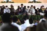 Presiden Joko Widodo (kedua kiri) dan Wakil Presiden Ma'ruf Amin (kedua kanan) mengikuti zikir dan doa kebangsaan 77 tahun Indonesia merdeka di halaman Istana Merdeka, Jakarta, Senin (1/8/2022). Zikir kebangsaan tersebut sebagai rangkaian perayaan HUT ke-77 Kemerdekaan RI. ANTARA FOTO/Hafidz Mubarak A/rwa.