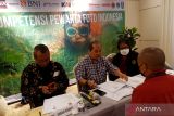 Penguji Uji Kompetensi Pewarta Foto Indonesia (UKPFI) Hermanus Prihatna (kedua kiri), Arbain Rambey (kiri) menguji seorang pewarta foto saat UKPFI di Surabaya, Jawa Timur, Rabu (3/8/2022). Program peningkatan kompetensi pewarta foto  UKPFI tersebut berlangsung hingga 4 Agustus 2022. ANTARA Jatim/Zabur Karuru