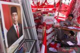 Perajin menjahit umbul-umbul di salah satu toko di sentra penjualan Bendera Merah Putih di kawasan Darmo Kali, Surabaya, Jawa Timur, Rabu (3/8/2022). Di kawasan dengan julukan Kampung Bendera yang menjual bendera Merah Putih, umbul-umbul dan pernak-pernik lainnya dalam berbagai macam ukuran itu ramai pembeli menjelang peringatan HUT ke-77 Kemerdekaan RI. ANTARA Jatim/Didik Suhartono/zk