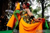 Seorang gadis menari gambyong saat tradisi ziarah punden Prabu Anom di Desa Doko, Kediri, Jawa Timur, Selasa (2/8/2022). Tradisi ziarah di Punden Prabu Anom yang dipercaya masyarakat sebagai putra raja Kadiri Sri Aji Jayabaya tersebut dilakukan setiap bulan Suro penanggalan Jawa. ANTARA Jatim/Prasetia Fauzani/zk