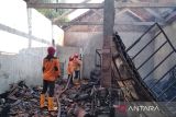 Pabrik tas terbakar, BPBD Kudus lakukan pemadaman