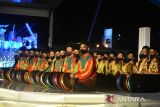 Penari menampilkan tarian Rapai Geleng  dan tarian Kolosal Islami Aceh saat pembukaan Festival Ekonomi Syariah (FESyar) tahun 2022 di Masjid Raya Baiturrahman, Banda Aceh, Kamis (4/8/2022). Festival Ekonomi Syariah Sumatera bertema âSinergi Ekonomi dan Keuangan Syariah Sumatera untuk Memperkuat Pemulihan Ekonomi Nasional yang Inklusifâ  berlangsung tanggal 4 hingga 6 Agustus 2022 tersebut  menggelar festival budaya, pameran UMKM kuliner, UMKM fashiondan crafti dan fashion chamber. ANTARA FOTO/Ampelsa.