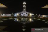 Pengunjung menyaksikan pembukaan Festival Ekonomi Syariah (FESyar) tahun 2022 di Masjid Raya Baiturrahman, Banda Aceh, Kamis (4/8/2022). Festival Ekonomi Syariah Sumatera bertema âSinergi Ekonomi dan Keuangan Syariah Sumatera untuk Memperkuat Pemulihan Ekonomi Nasional yang Inklusifâ berlangsung tanggal 4 hingga 6 Agustus 2022 tersebut  menggelar festival budaya, pameran UMKM kuliner, UMKM fashiondan crafti dan fashion chamber. ANTARA FOTO/Ampelsa.