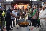 Deputi Bidang Produk Wisata dan Penyelenggaraan Kegiatan Kementerian Pariwisata dan Ekonomi Kreatif, Reza Fahlevi  (ketiga kanan)  bersama para pejabat pemerintah Aceh mengambil masakan kuah beulangong atau gulai daging saat pembukaan Aceh Culinary Festival tahun 2022 di Taman Sulthanah Shafiatuddin, Banda Aceh, Jumat (5/8/2022). Aceh Culinary Festival tahun 2022 yang diikuti sejumlah UMKM se Sumatera berlangsung tanggal 5 - 7 Agustus 2002 itu, untuk memperkenal dan mempromosikan makanan khas tradisional nusantara ke pada wisatawan dalam upaya meningkatkan perekonomian masyarakat. ANTARA FOTO/Ampelsa.