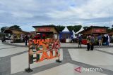 Wisatawan mengunjungi stand kuliner dari beberapa daerah saat pembukaan Aceh Culinary Festival tahun 2022 di Taman Sulthanah Shafiatuddin, Banda Aceh, Jumat (5/8/2022). Aceh Culinary Festival tahun 2022 yang diikuti sejumlah UMKM se Sumatera berlangsung tanggal 5 - 7 Agustus 2002 itu, untuk memperkenal dan mempromosikan makanan khas tradisional nusantara ke pada wisatawan dalam upaya meningkatkan perekonomian masyarakat. ANTARA FOTO/Ampelsa.