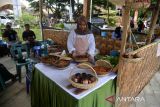 Peserta memperlihatkan bermacam jenis makanan tardisional Aceh saat mengikuti kegiatan Aceh Culinary Festival tahun 2022 di Taman Sulthanah Shafiatuddin, Banda Aceh, Jumat (5/8/2022). Aceh Culinary Festival tahun 2022 yang diikuti sejumlah UMKM se Sumatera berlangsung tanggal 5 - 7 Agustus 2002 itu, untuk memperkenal dan mempromosikan makanan khas tradisional nusantara ke pada wisatawan dalam upaya meningkatkan perekonomian masyarakat. ANTARA FOTO/Ampelsa.