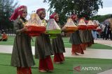 Penari menampilkan tarian Khanduri Raya saat pembukaan Aceh Culinary Festival tahun 2022 di Taman Sulthanah Shafiatuddin, Banda Aceh, Jumat (5/8/2022). Aceh Culinary Festival tahun 2022 yang diikuti sejumlah UMKM se Sumatera berlangsung tanggal 5 - 7 Agustus 2002 itu, untuk memperkenal dan mempromosikan makanan khas tradisional nusantara ke pada wisatawan dalam upaya meningkatkan perekonomian masyarakat. ANTARA FOTO/Ampelsa.