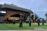 Penari menampilkan tarian Khanduri Raya saat pembukaan Aceh Culinary Festival tahun 2022 di Taman Sulthanah Shafiatuddin, Banda Aceh, Jumat (5/8/2022). Aceh Culinary Festival tahun 2022 yang diikuti sejumlah UMKM se Sumatera berlangsung tanggal 5 - 7 Agustus 2002 itu, untuk memperkenal dan mempromosikan makanan khas tradisional nusantara ke pada wisatawan dalam upaya meningkatkan perekonomian masyarakat. ANTARA FOTO/Ampelsa.