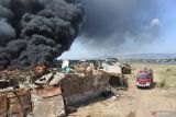 Petugas pemadam kebakaran memadamkan api saat terjadi kebakaranÂ rongsokan perahu dan kapal di Pelabuhan Panarukan, Situbondo, Jawa Timur, Kamis (4/8/2022). Sebanyak dua kendaraan pemadam kebakaran dari Pemkab Situbondo dikerahkan untuk memadamkan kebakaran tumpukan rongsokan perahu dan kapal itu. ANTARA Jatim/Seno/zk