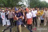 Masyarakat Ulee Lheue Banda Aceh sedang menyaksikan Menparekraf Sandiaga Salahuddin Uno menarik pukat tradisional nelayan, di pantai Ulee Lheue Banda Aceh, Kamis (4/8/2022). ANTARA/Rahmat Fajri