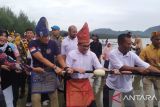 Menparekraf Sandiaga Salahuddin Uno bersama Pj Wali Kota Banda Aceh Bakri Siddiq, Anggota DPR RI asal Aceh Illiza Sa'aduddin Djamal, anggota DPRK Banda Aceh dan warga menarik pukat di pantai Ulee Lheue Banda Aceh sebagai salah satu desa yang masuk dalam 50 anugerah desa wisata Indonesia (ADWI) 2022, di Banda Aceh, Aceh, Kamis (4/8/2022). ANTARA/Rahmat Fajri