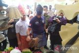 Menparekraf Sandiaga Salahuddin Uno bersama Pj Wali Kota Banda Aceh Bakri Siddiq melihat pameran ekonomi kreatif (UMKM) di depan Ulee Lheue Parkir Banda Aceh, Kamis (4/8/2022). ANTARA/Rahmat Fajri